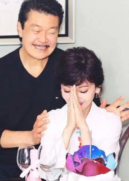 赵雅芝:21岁嫁大10岁黄汉伟,二婚35年,66岁美成26岁_经典_角色_大儿子