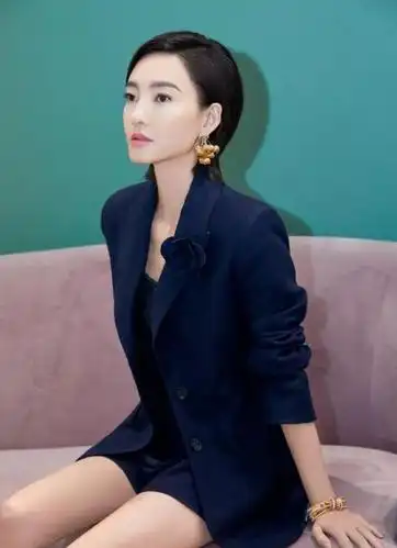 王丽坤出席珠宝展,西装套装疯狂秀长腿,性感气质惹人爱