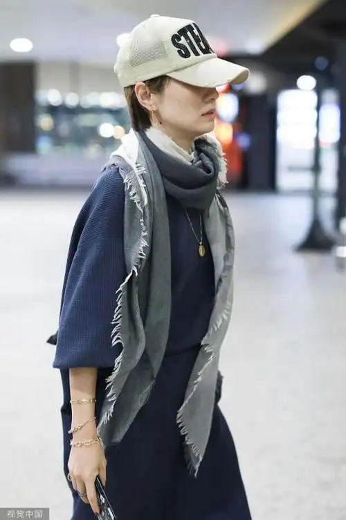 马伊琍素颜赶飞机撅嘴卖萌小女人范足