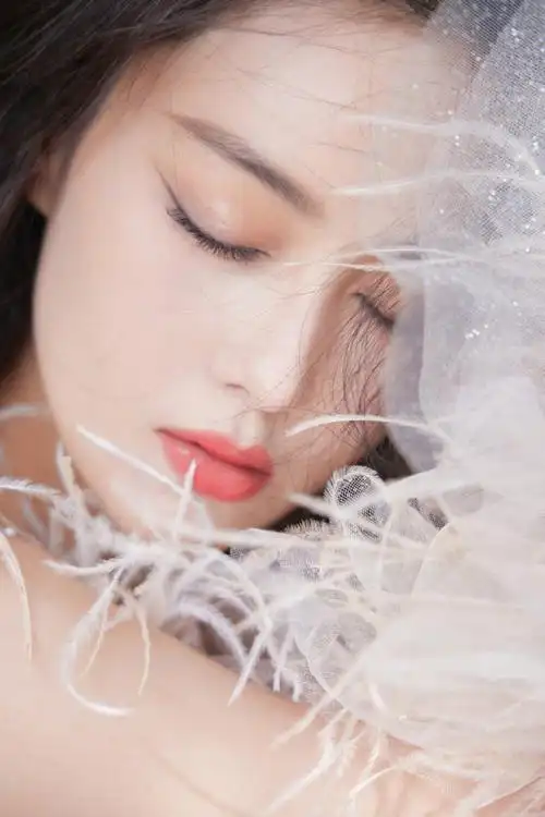 张馨予甜感西瓜妆