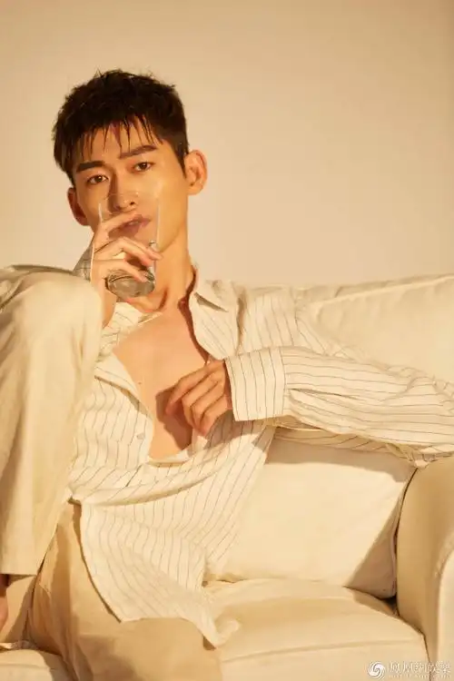 张翰写真上演密室诱惑慵懒风撩力十足