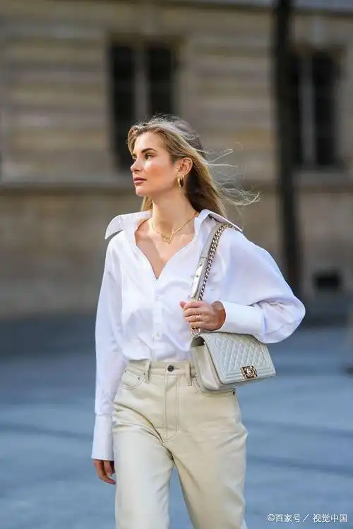 时尚街拍:白衬衫搭配休闲裤 简约迷人