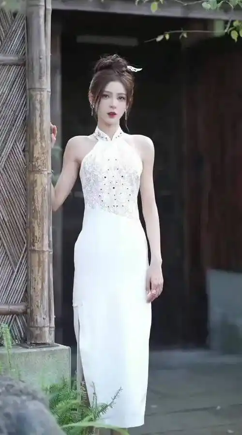 张予曦一袭白色旗袍惊艳亮相,清新高贵,曼妙身材_照片_气质_油纸伞