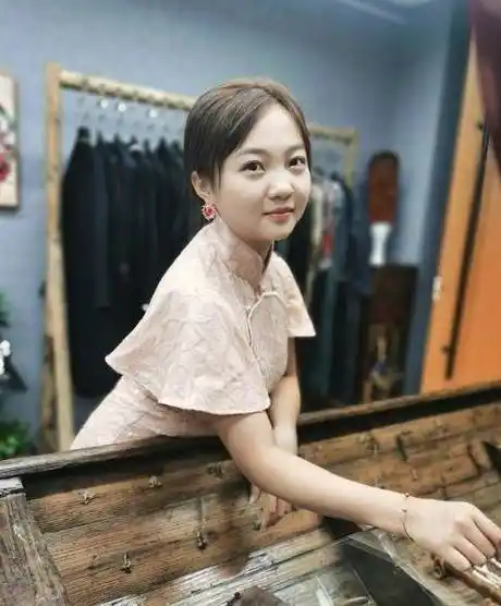 原创21岁林妙可旗袍造型,戴宝石耳环打扮成熟,肚子上赘肉明显_管理