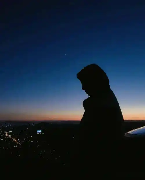 关于孤独的文案|夜晚我用呼吸,点燃星辰_一个人_黑夜_城市