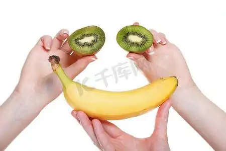 免费下载带叉子和水果泥的熟透的未剥皮香蕉个人vip和企业vip免费下载