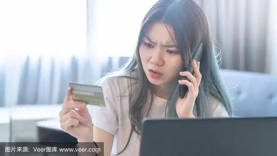 愤怒的女人打电话给银行