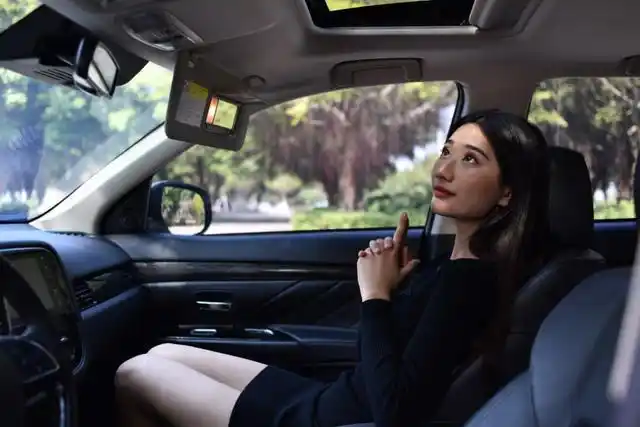 连副驾驶遮阳板都带化妆镜,欧蓝德对女人可谓贴心啊!