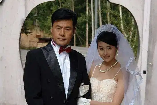 于荣光和妻子育有一名儿子现在儿子正在上大学,一家三口生活的是幸福