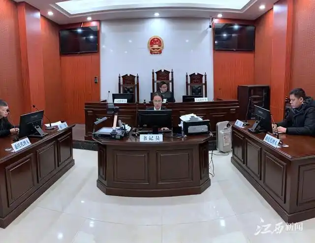 南昌市第一金融法庭第三审判庭内正在审理.摄影丨江西日报记者陈璋