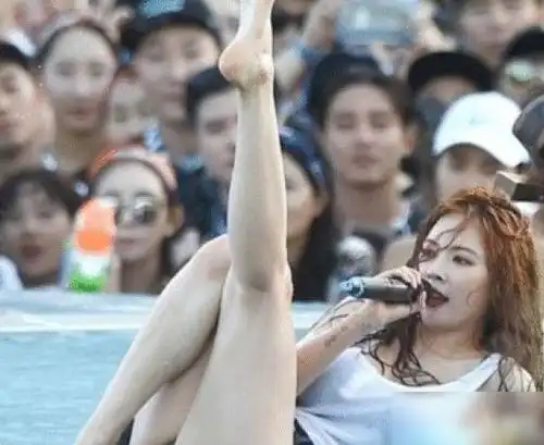 韩国女星表演尴尬瞬间,泫雅被泼水,她"胸部"突然掉到肚子