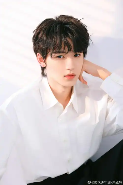 宋亚轩白衬衫九宫格#98穿着白衬衫rua猫的宋亚轩93猫猫可爱还是