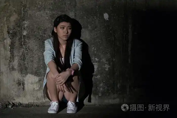 女孩在抑郁悲伤绝望沮丧绝望
