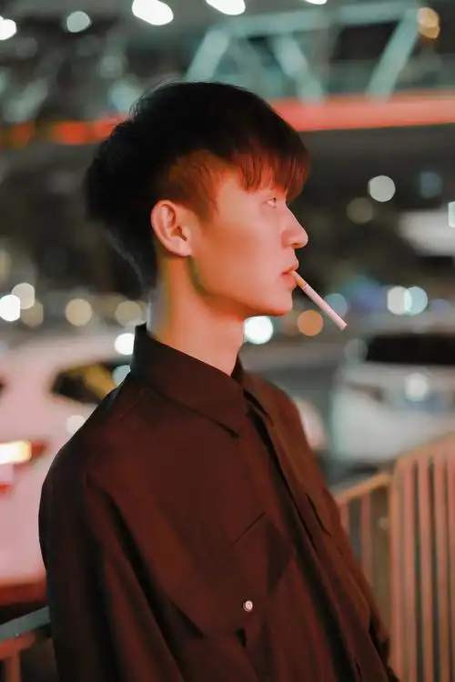一组男生夜景人像