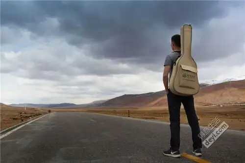 武汉帅哥背着吉他去西藏,结果成了一道风景线.