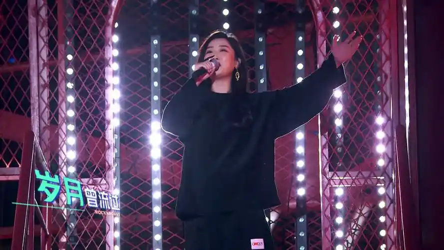 凤凰传奇脱口秀炸场,曾毅轮椅上台独唱《自由飞翔》却被玲花抢麦
