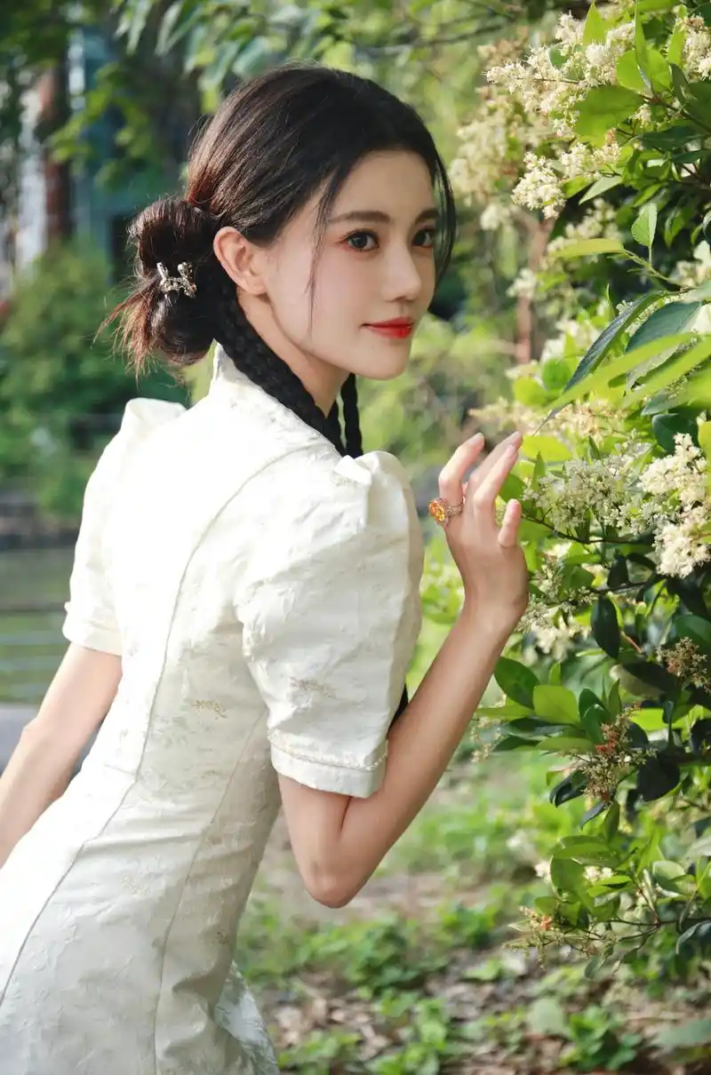 孙珍妮白色连衣裙优雅写真