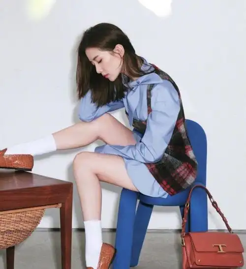 刘诗诗的阔腿裤融入了坑条式的处理,灵动的活力立马扑面而来,而且无论