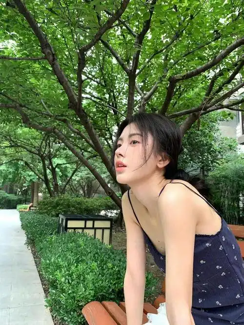 鞠婧祎 白色蛋糕裙造型 夏天就是要穿吊带呀 ～ 暗恋像一颗颗的青梅果