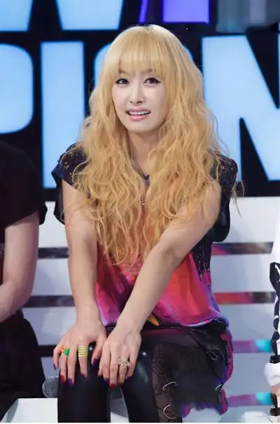 动感夏日 fx宋茜带你玩转荧光色饰品