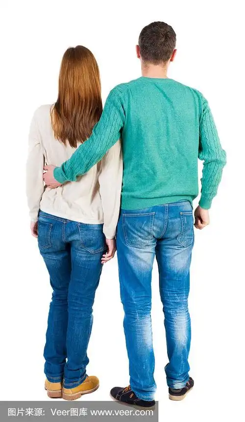 年轻的拥抱夫妇的背影