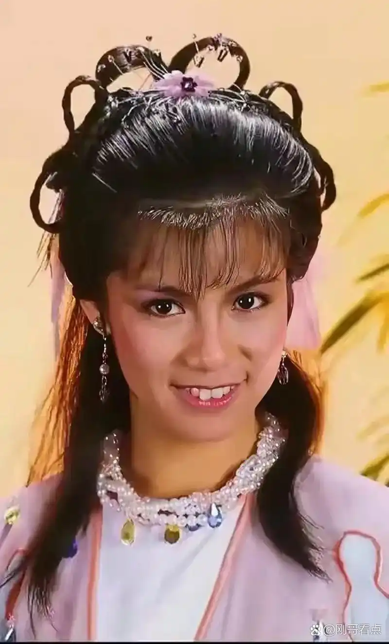 翁美玲在这张照片中的颜值,似乎并未完全展现她的风采.