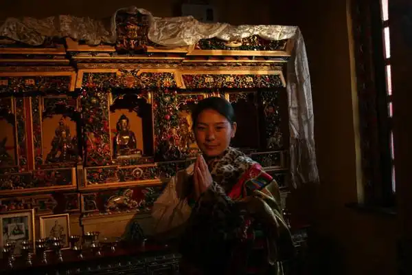 2006新春与您相约的活动中,雨滴211的一幅藏教佛龛前藏族少女的作品