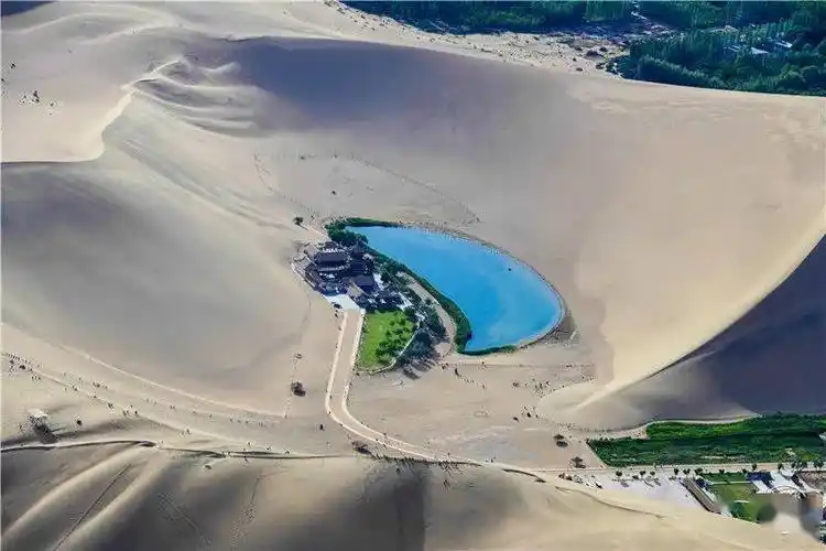 独特视角俯瞰2000米高空下的"月牙泉"