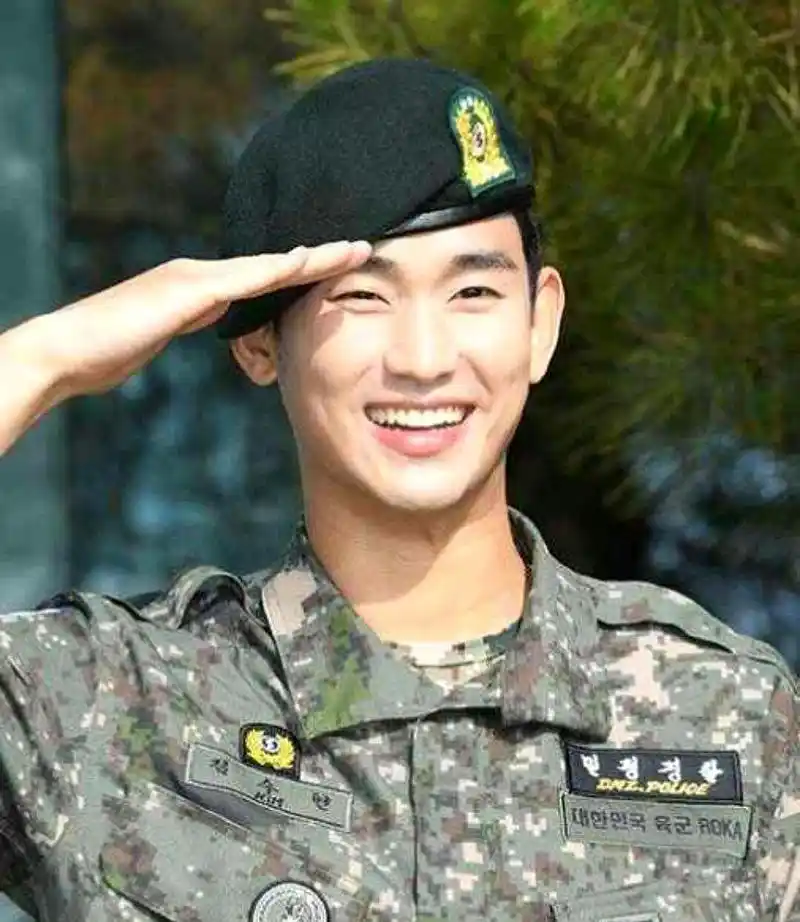 来自星星的都教授回来了!金秀贤正式退伍,身穿军装照帅呆了