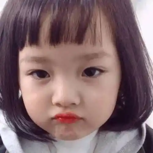 原创国外网红权律二跳热舞意外曝光脚上大片淤青牙齿缺一块没灵气