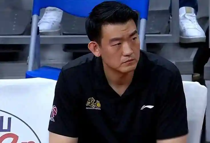 原创广东队完胜广厦阿联退役惨遭五上五下王博无奈应战