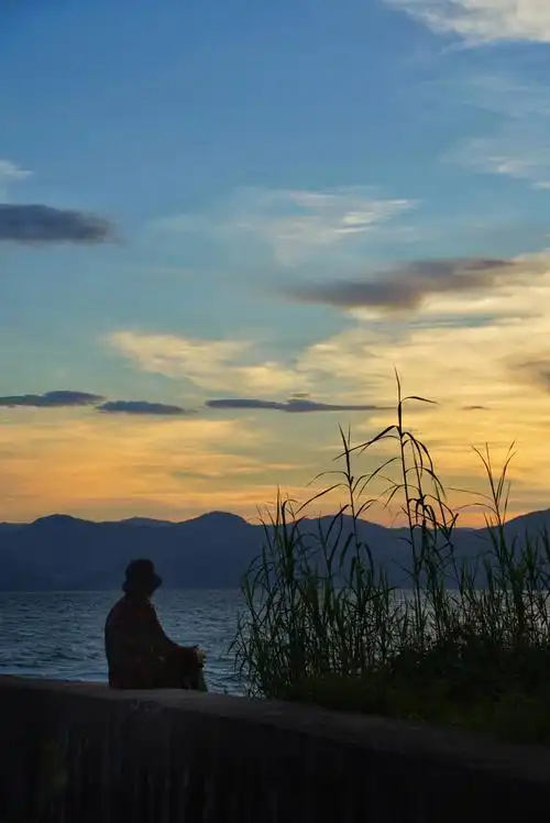 人孤独的看风景图片看着远方的伤感背影图片坐着看着远方的图片傍晚一