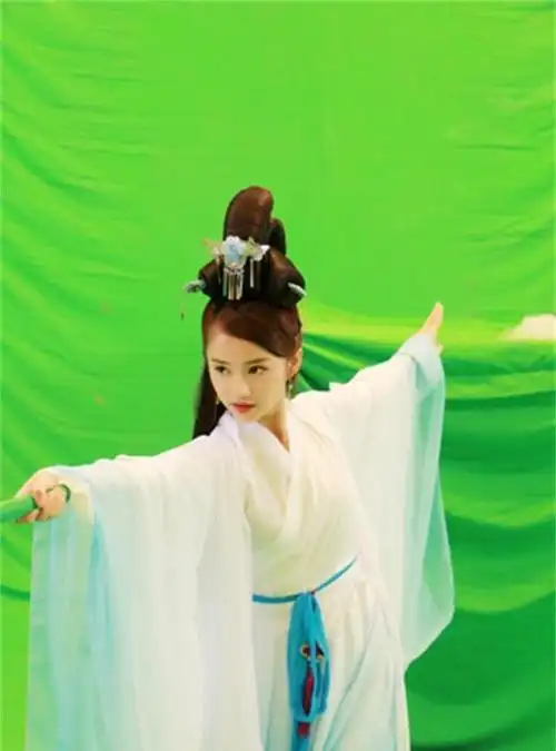 拿付梦妮的角色来说,就是将谢冰玉和江千湄合二为一,只是她"进楼前后"