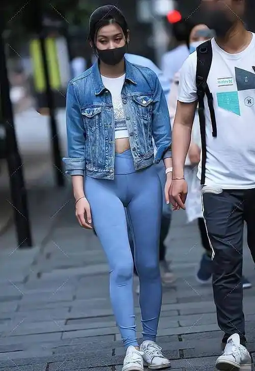 原创蓝色牛仔外套搭配蓝色时尚裤一身蓝的穿搭有种自然美