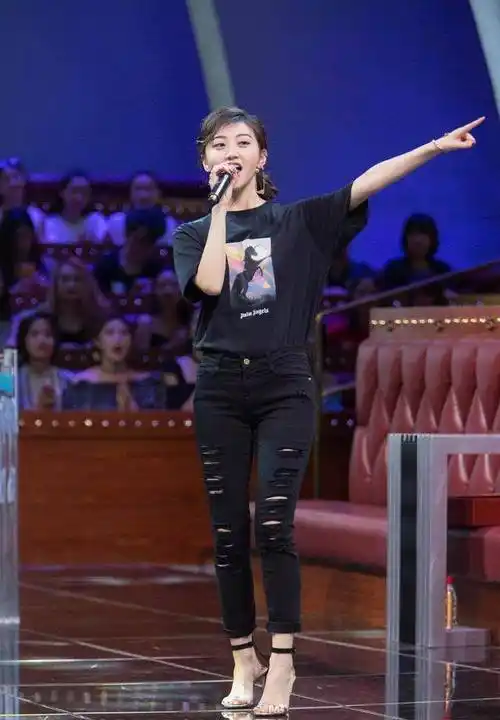 景甜太时尚了,紧身裤搭配高跟鞋看起来显瘦又洋气,休闲却很高级_显得