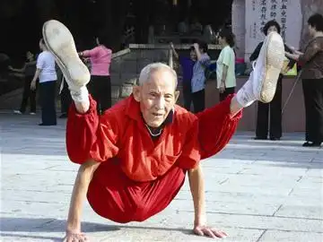 武汉九旬老人公园里秀绝活