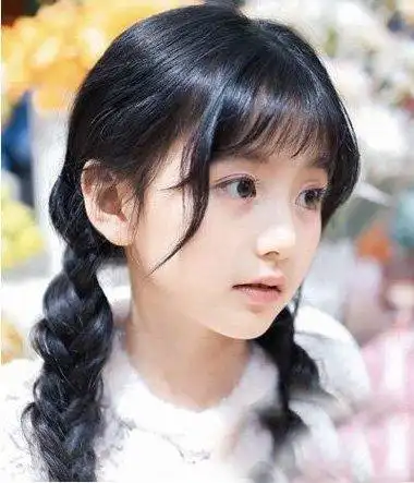 雨天适合扎出的小辫造型 脸瘦女生有刘海发型设计