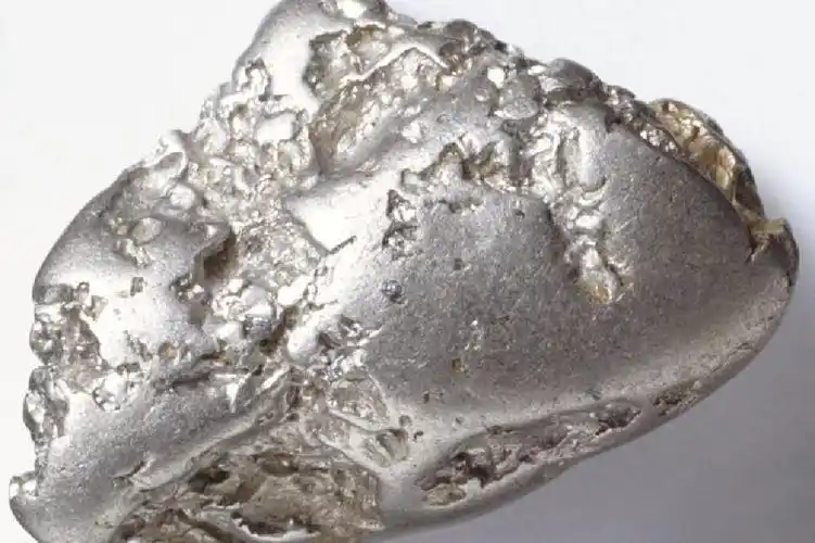 汽车上的稀有金属正在被小偷盯上比黄金贵10倍底盘越高越危险