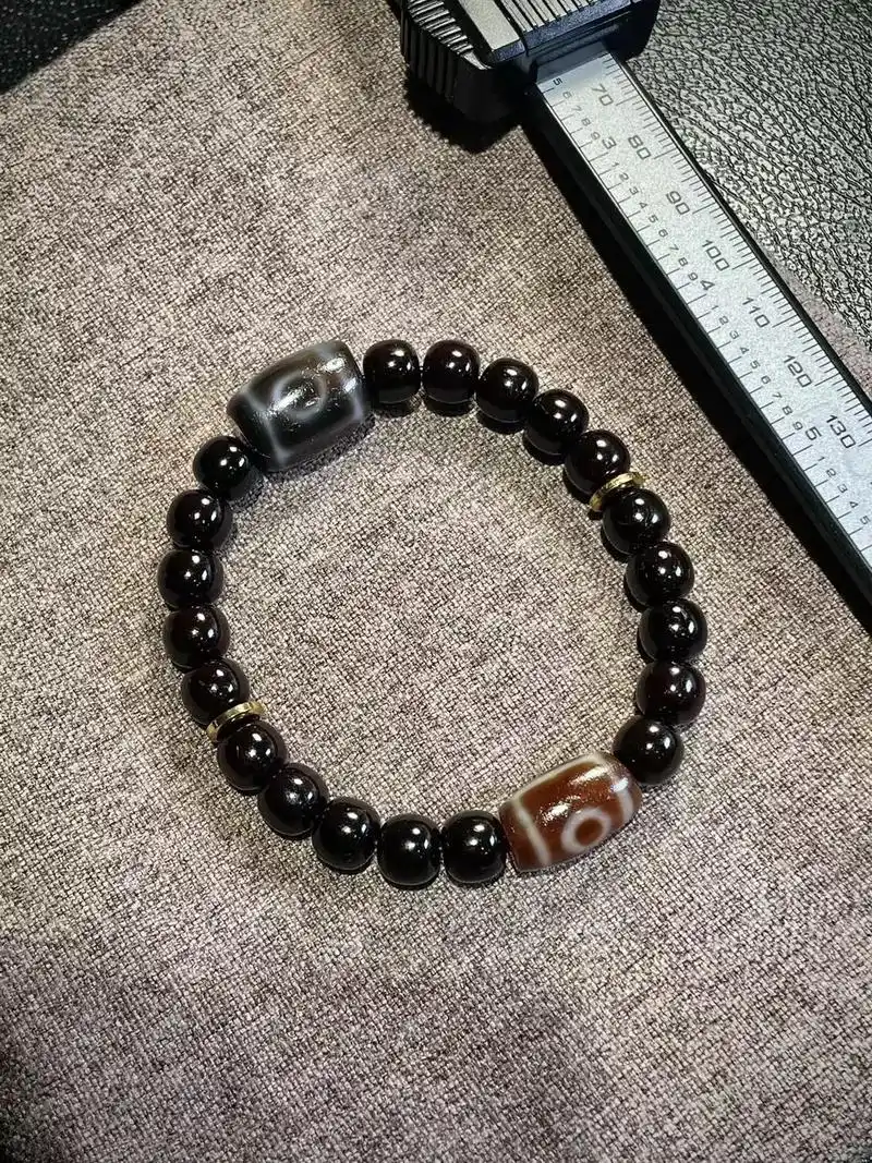 【天珠 手串套装】主串:9x8mm椰蒂搭配:藏传地门三眼 - 抖音