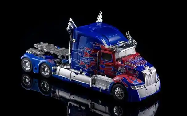 《变形金刚4绝迹重生》是擎天柱从隐匿状态扫描一辆西部之星卡车之后