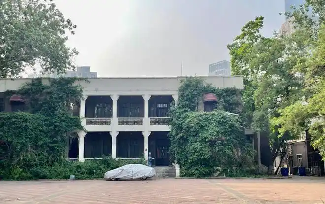 张自忠旧居是成都道60号,与赵天麟旧居隔街相望.