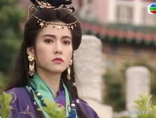 邓萃雯的公主造型中,最引人注目的是她头上的装饰物,或是金边三角抹额