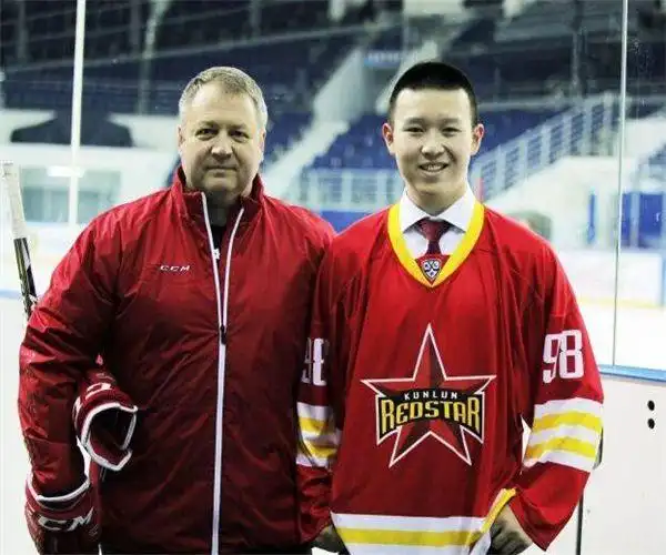 英达两个儿子差别大一个30岁还捧不红一个年薪98万为国争光