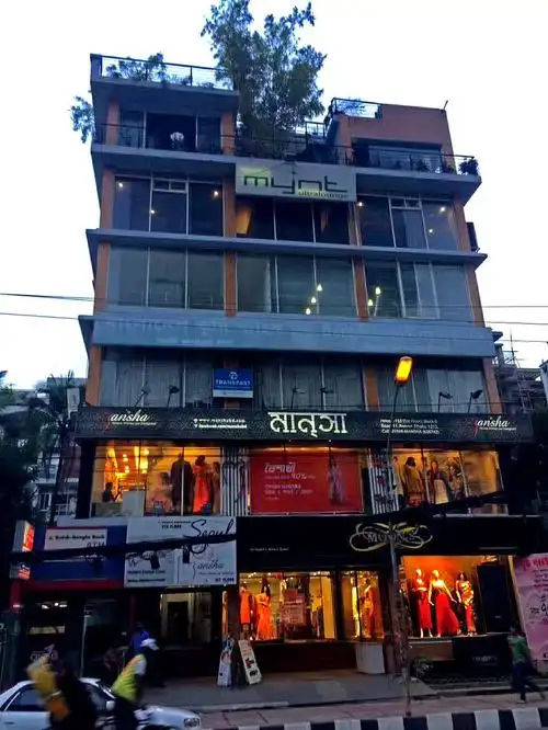 有明确的目的地,搭乘在机场认识的一个华为员工的顺风车到了达卡新区