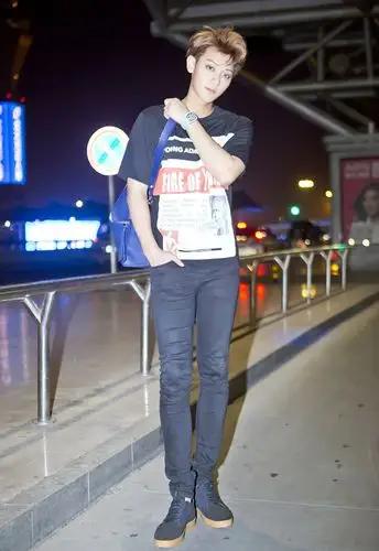 黄子韬简约全黑look出发巴黎时装周