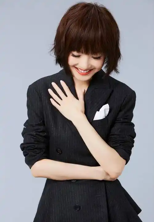 "鲁豫,跷二郎腿,握手学者,为何在53岁时招致众人反感?