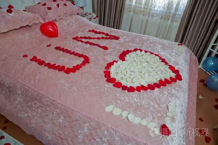 红色的花瓣和心形的气球.由花瓣组成的u和n字母.婚礼用的白色花束.