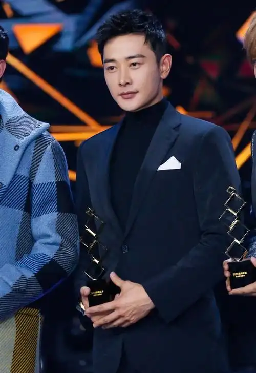 演员罗晋:和妻子在拍戏中相遇,39岁才当爸爸,结婚四年宠妻如宝