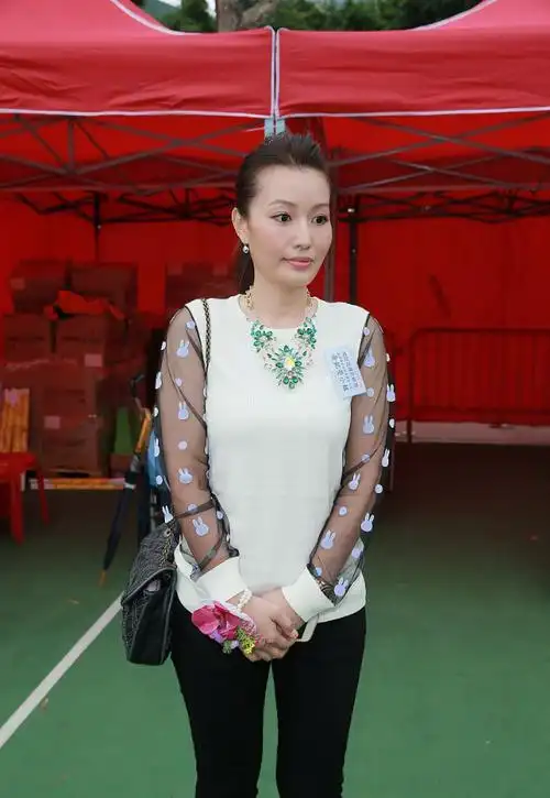 黄纪莹的五官很有复古样平时看着很低调但骨子里很有傲气