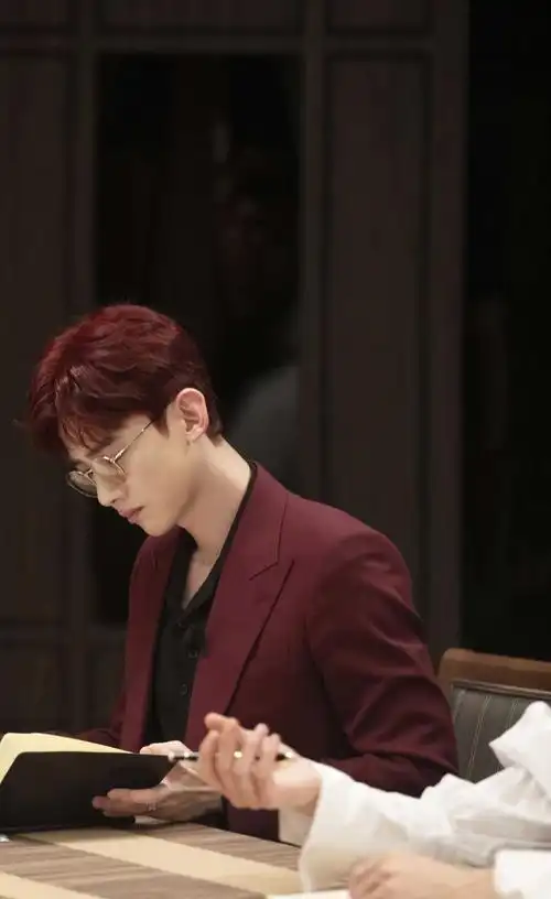 白敬亭红色西装帅气图片610